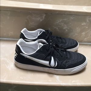 Nike black sneakers